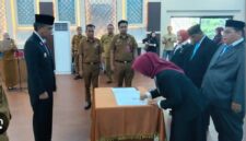 13 kepala sekolah di Kabupaten Muaro Jambi dikabarkan mengundurkan diri dari jabatannya hanya dua hari setelah dilantik oleh Wakil Bupati Muaro Jambi, Junaidi H. Mahir.Mereka mundur diantaran kepala Sekolah Dasar (SD),di lingkungan Dinas Pendidikan Kabupaten Muaro Jambi