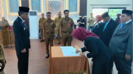 13 kepala sekolah di Kabupaten Muaro Jambi dikabarkan mengundurkan diri dari jabatannya hanya dua hari setelah dilantik oleh Wakil Bupati Muaro Jambi, Junaidi H. Mahir.Mereka mundur diantaran kepala Sekolah Dasar (SD),di lingkungan Dinas Pendidikan Kabupaten Muaro Jambi