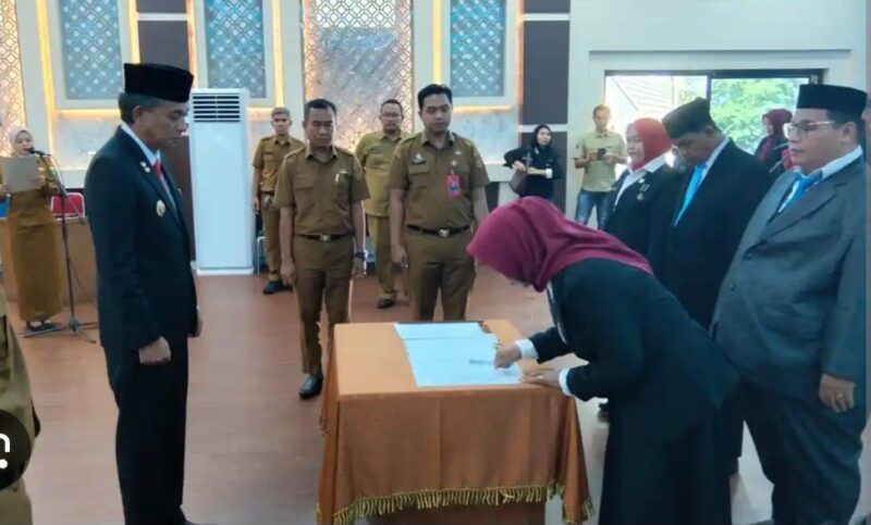 13 kepala sekolah di Kabupaten Muaro Jambi dikabarkan mengundurkan diri dari jabatannya hanya dua hari setelah dilantik oleh Wakil Bupati Muaro Jambi, Junaidi H. Mahir.Mereka mundur diantaran kepala Sekolah Dasar (SD),di lingkungan Dinas Pendidikan Kabupaten Muaro Jambi