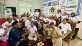 Suasana silaturahmi berlangsung penuh keakraban dan kekeluargaan. Pertemuan antara Ketua Umum PWI Pusat dengan pengurus serta anggota PWI Provinsi Jambi berlangsung hangat tanpa sekat, mencerminkan semangat persatuan dalam membangun organisasi wartawan yang lebih kuat dan profesional.(