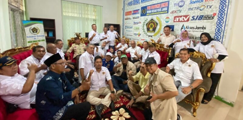 Suasana silaturahmi berlangsung penuh keakraban dan kekeluargaan. Pertemuan antara Ketua Umum PWI Pusat dengan pengurus serta anggota PWI Provinsi Jambi berlangsung hangat tanpa sekat, mencerminkan semangat persatuan dalam membangun organisasi wartawan yang lebih kuat dan profesional.(