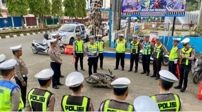 Seiring tuntutan tugas di lapangan, Sat Lantas Polres Kerinci terus berupaya meningkatkan kemampuan personelnya melalui latihan keterampilan taktis, khususnya dalam penanganan Tempat Kejadian Perkara (TKP) kecelakaan lalu lintas dan Kegiatan latihan dipimpin langasung  Kasat Lantas Polres Kerinci AKP Into Sujarwo,  yang berlangsung di area pos pelayanan lalu lintas tersebut diikuti seluruh jajaran personel Sat Lantas Polres Kerinci dan lantihan simulasi tersebut, personel mempraktikkan langsung skenario penanganan kecelakaan  dialami sepeda motor yang menimbulkan korban jiwa, disini anggotanya melakukan olah TKP yang  mulai dari pengamanan lokasi hingga proses olah TKP secara detail.