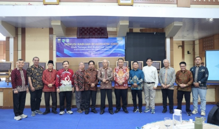 Wakil Wali Kota Sungai Penuh, Azhar Hamzah, dalam pemaparannya menjelaskan sejumlah tantangan pembangunan yang masih dihadapi pemerintah daerah. Salah satu persoalan utama yang disorot ialah keterbatasan konektivitas wilayah akibat jauhnya jarak tempuh menuju ibu kota provinsi maupun akses ke wilayah tetangga di Sumatera Barat.