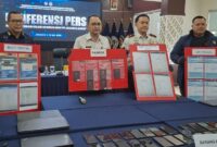 Kepala Kantor Imigrasi Kelas I Khusus Non TPI Jakarta Barat, Ronald Arman Abdullah,
Kantor Imigrasi Kelas I Khusus Non TPI Jakarta Barat menangkap empat warga negara asing (WNA) asal China yang diduga terlibat praktik penipuan online berkedok aplikasi pembayaran di sebuah hunian kawasan Jakarta Barat.

