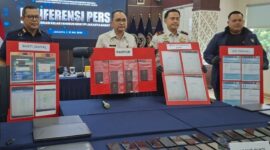Kepala Kantor Imigrasi Kelas I Khusus Non TPI Jakarta Barat, Ronald Arman Abdullah,
Kantor Imigrasi Kelas I Khusus Non TPI Jakarta Barat menangkap empat warga negara asing (WNA) asal China yang diduga terlibat praktik penipuan online berkedok aplikasi pembayaran di sebuah hunian kawasan Jakarta Barat.

