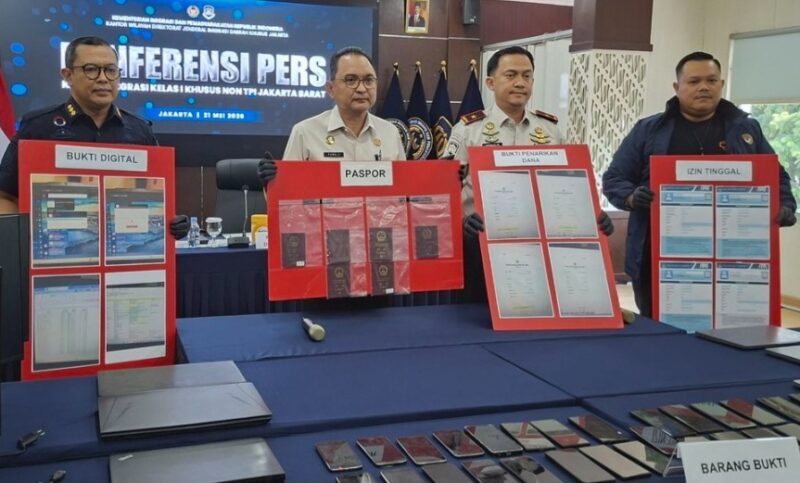Kepala Kantor Imigrasi Kelas I Khusus Non TPI Jakarta Barat, Ronald Arman Abdullah,
Kantor Imigrasi Kelas I Khusus Non TPI Jakarta Barat menangkap empat warga negara asing (WNA) asal China yang diduga terlibat praktik penipuan online berkedok aplikasi pembayaran di sebuah hunian kawasan Jakarta Barat.

