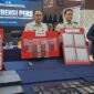 Kepala Kantor Imigrasi Kelas I Khusus Non TPI Jakarta Barat, Ronald Arman Abdullah,
Kantor Imigrasi Kelas I Khusus Non TPI Jakarta Barat menangkap empat warga negara asing (WNA) asal China yang diduga terlibat praktik penipuan online berkedok aplikasi pembayaran di sebuah hunian kawasan Jakarta Barat.

