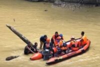 Seorang remaja bernama Fakih (15), warga Desa Pulau Rengas, Kecamatan Bangko Barat, Kabupaten Merangin, dilaporkan hilang setelah terseret arus deras Sungai Batang Merangin (Bangko), Jumat (22/5) sekitar pukul 16.15 WIB.
