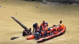 Seorang remaja bernama Fakih (15), warga Desa Pulau Rengas, Kecamatan Bangko Barat, Kabupaten Merangin, dilaporkan hilang setelah terseret arus deras Sungai Batang Merangin (Bangko), Jumat (22/5) sekitar pukul 16.15 WIB.
