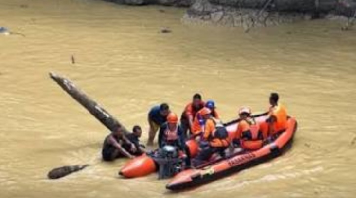 Seorang remaja bernama Fakih (15), warga Desa Pulau Rengas, Kecamatan Bangko Barat, Kabupaten Merangin, dilaporkan hilang setelah terseret arus deras Sungai Batang Merangin (Bangko), Jumat (22/5) sekitar pukul 16.15 WIB.
