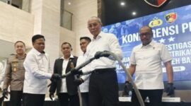 Bareskrim Polri memastikan tidak ditemukan unsur sabotase dalam peristiwa pemadaman listrik massal (blackout) yang terjadi di sejumlah wilayah Sumatera yang terhubung dalam sistem interkoneksi kelistrikan. Wakil Kepala Bareskrim Polri, Irjen Pol Nunung Syaifuddin, menegaskan hingga saat ini hasil investigasi awal menunjukkan gangguan lebih mengarah pada faktor teknis dan cuaca ekstrem.
