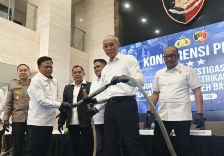 Bareskrim Polri memastikan tidak ditemukan unsur sabotase dalam peristiwa pemadaman listrik massal (blackout) yang terjadi di sejumlah wilayah Sumatera yang terhubung dalam sistem interkoneksi kelistrikan. Wakil Kepala Bareskrim Polri, Irjen Pol Nunung Syaifuddin, menegaskan hingga saat ini hasil investigasi awal menunjukkan gangguan lebih mengarah pada faktor teknis dan cuaca ekstrem.
