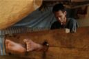 Kementerian Kesehatan (kemenkes) RI mencatat Pemasungan terhadap orang dengan gangguan jiwa di Indonesia menunjukkan peningkatan dalam tiga tahun terakhir. Mencatat jumlah kasus pemasungan naik dari 981 kasus pada 2023 menjadi 1.794 kasus pada 2024, lalu meningkat lagi menjadi 2.442 kasus pada 2025.
Memasuki triwulan pertama 2026, tercatat sekitar 1.443 kasus pemasungan di berbagai daerah di Indonesia.