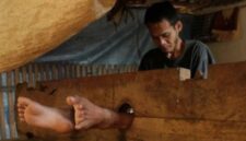 Kementerian Kesehatan (kemenkes) RI mencatat Pemasungan terhadap orang dengan gangguan jiwa di Indonesia menunjukkan peningkatan dalam tiga tahun terakhir. Mencatat jumlah kasus pemasungan naik dari 981 kasus pada 2023 menjadi 1.794 kasus pada 2024, lalu meningkat lagi menjadi 2.442 kasus pada 2025.
Memasuki triwulan pertama 2026, tercatat sekitar 1.443 kasus pemasungan di berbagai daerah di Indonesia.