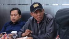 Fahruddin juga dituntut menjalani penahanan di Rumah Tahanan Negara Sungai Penuh.
Tuntutan tersebut menjadi perhatian publik karena dinilai lebih ringan dibanding ancaman pidana maksimal dalam dakwaan sebelumnya, yakni hukuman penjara paling lama dua tahun enam bulan atau denda paling banyak Rp200 juta.