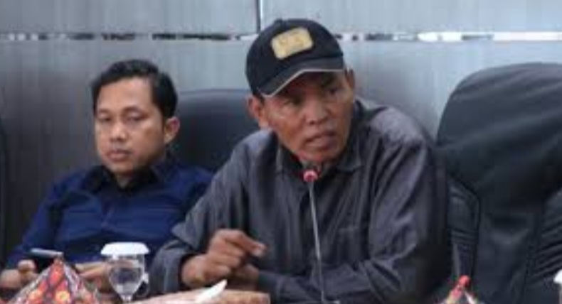 Fahruddin juga dituntut menjalani penahanan di Rumah Tahanan Negara Sungai Penuh.
Tuntutan tersebut menjadi perhatian publik karena dinilai lebih ringan dibanding ancaman pidana maksimal dalam dakwaan sebelumnya, yakni hukuman penjara paling lama dua tahun enam bulan atau denda paling banyak Rp200 juta.