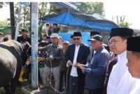 Wali Kota Sungai Penuh, Alfin menyerah sapi korban dari Presiden Prabowo Subianto, pada patian korban di Mesjid Rays Sungai Penuh,  turut menyaksikan sapi tersebut  Wawako Azhar Hamzah, Sekda Alpian, Ketua DPRD Kota Sungai Penuh, Kadis Suharman dan tokoh masyarakat Sungai Penuh, Selasa (27/05)