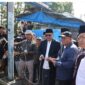 Wali Kota Sungai Penuh, Alfin menyerah sapi korban dari Presiden Prabowo Subianto, pada patian korban di Mesjid Rays Sungai Penuh,  turut menyaksikan sapi tersebut  Wawako Azhar Hamzah, Sekda Alpian, Ketua DPRD Kota Sungai Penuh, Kadis Suharman dan tokoh masyarakat Sungai Penuh, Selasa (27/05)