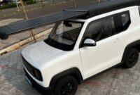 Salah satu inovasi datang dari Mobil Anak Bangsa (MAB) yang memperkenalkan Solarky Sun V, mobil listrik mungil dengan teknologi panel surya sebagai sumber energi tambahan untuk membantu pengisian baterai kendaraan.
Secara spesifikasi, Solarky Sun V dibekali motor listrik bertenaga 15 kW atau setara 20,1 tenaga kuda dengan torsi maksimum mencapai 85 Nm.