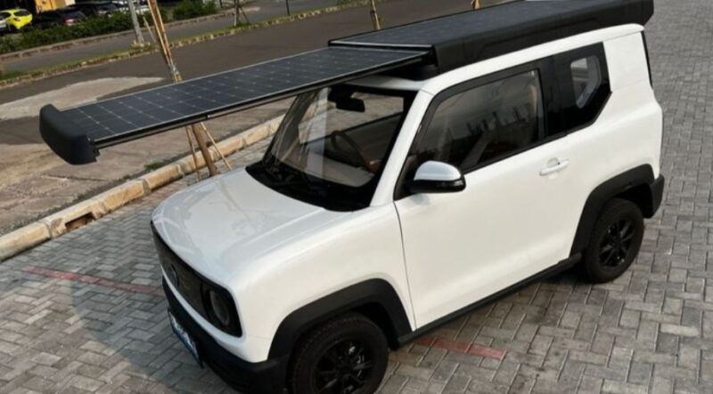 Salah satu inovasi datang dari Mobil Anak Bangsa (MAB) yang memperkenalkan Solarky Sun V, mobil listrik mungil dengan teknologi panel surya sebagai sumber energi tambahan untuk membantu pengisian baterai kendaraan.
Secara spesifikasi, Solarky Sun V dibekali motor listrik bertenaga 15 kW atau setara 20,1 tenaga kuda dengan torsi maksimum mencapai 85 Nm.
