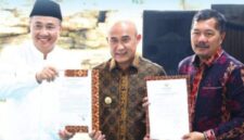Menurut pandangan tersebut, Bupati Kerinci Monadi dan Wali Kota Sungai Penuh Alfin semestinya mendorong agar terdapat komitmen bersama terkait pengembangan dan keterhubungan Bandara Depati Parbo dengan Bandara Muara Bungo.
