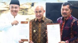 Menurut pandangan tersebut, Bupati Kerinci Monadi dan Wali Kota Sungai Penuh Alfin semestinya mendorong agar terdapat komitmen bersama terkait pengembangan dan keterhubungan Bandara Depati Parbo dengan Bandara Muara Bungo.
