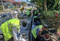 Penanganan banjir masih menjadi salah satu tantangan terbesar yang dihadapi Kota Padang. Meski berbagai program telah dijalankan secara berkelanjutan, genangan dan banjir di sejumlah titik belum sepenuhnya dapat diatasi, Beberapa kawasan yang menjadi prioritas penanganan antara lain wilayah terdampak bencana hidrometeorologi pada akhir 2025, kawasan padat penduduk di Jalan Gajah Mada, Kelurahan Gunung Pangilun, kawasan pusat pemerintahan di Kelurahan Aie Pacah, serta Kelurahan Dadok Tunggul Hitam.
