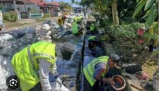 Penanganan banjir masih menjadi salah satu tantangan terbesar yang dihadapi Kota Padang. Meski berbagai program telah dijalankan secara berkelanjutan, genangan dan banjir di sejumlah titik belum sepenuhnya dapat diatasi, Beberapa kawasan yang menjadi prioritas penanganan antara lain wilayah terdampak bencana hidrometeorologi pada akhir 2025, kawasan padat penduduk di Jalan Gajah Mada, Kelurahan Gunung Pangilun, kawasan pusat pemerintahan di Kelurahan Aie Pacah, serta Kelurahan Dadok Tunggul Hitam.
