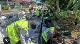 Penanganan banjir masih menjadi salah satu tantangan terbesar yang dihadapi Kota Padang. Meski berbagai program telah dijalankan secara berkelanjutan, genangan dan banjir di sejumlah titik belum sepenuhnya dapat diatasi, Beberapa kawasan yang menjadi prioritas penanganan antara lain wilayah terdampak bencana hidrometeorologi pada akhir 2025, kawasan padat penduduk di Jalan Gajah Mada, Kelurahan Gunung Pangilun, kawasan pusat pemerintahan di Kelurahan Aie Pacah, serta Kelurahan Dadok Tunggul Hitam.
