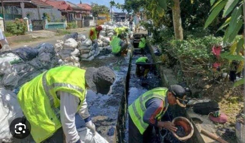 Penanganan banjir masih menjadi salah satu tantangan terbesar yang dihadapi Kota Padang. Meski berbagai program telah dijalankan secara berkelanjutan, genangan dan banjir di sejumlah titik belum sepenuhnya dapat diatasi, Beberapa kawasan yang menjadi prioritas penanganan antara lain wilayah terdampak bencana hidrometeorologi pada akhir 2025, kawasan padat penduduk di Jalan Gajah Mada, Kelurahan Gunung Pangilun, kawasan pusat pemerintahan di Kelurahan Aie Pacah, serta Kelurahan Dadok Tunggul Hitam.
