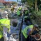 Penanganan banjir masih menjadi salah satu tantangan terbesar yang dihadapi Kota Padang. Meski berbagai program telah dijalankan secara berkelanjutan, genangan dan banjir di sejumlah titik belum sepenuhnya dapat diatasi, Beberapa kawasan yang menjadi prioritas penanganan antara lain wilayah terdampak bencana hidrometeorologi pada akhir 2025, kawasan padat penduduk di Jalan Gajah Mada, Kelurahan Gunung Pangilun, kawasan pusat pemerintahan di Kelurahan Aie Pacah, serta Kelurahan Dadok Tunggul Hitam.
