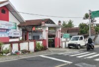 Foto: TKP kecelakaan mobil yang dikendarai kepala dinas Kabupaten Pandeglang menabrak kerumunan siswa SDN Sukaratu 5. (dok Istimewa)