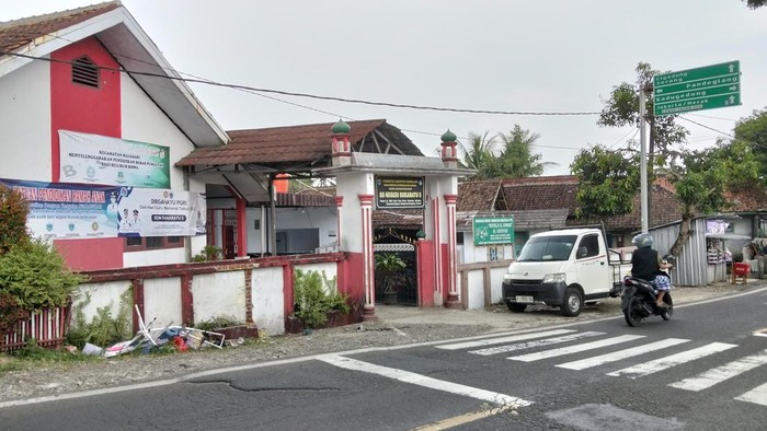 Foto: TKP kecelakaan mobil yang dikendarai kepala dinas Kabupaten Pandeglang menabrak kerumunan siswa SDN Sukaratu 5. (dok Istimewa)