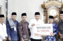 Wali kota Alfin menyerahkan bantuan CSR Bank Jambi senilai Rp5 juta kepada pengurus Masjid Jami' Al-Falah