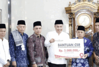 Wali kota Alfin menyerahkan bantuan CSR Bank Jambi senilai Rp5 juta kepada pengurus Masjid Jami' Al-Falah