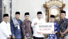 Wali kota Alfin menyerahkan bantuan CSR Bank Jambi senilai Rp5 juta kepada pengurus Masjid Jami' Al-Falah