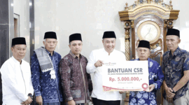 Wali kota Alfin menyerahkan bantuan CSR Bank Jambi senilai Rp5 juta kepada pengurus Masjid Jami' Al-Falah