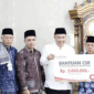 Wali kota Alfin menyerahkan bantuan CSR Bank Jambi senilai Rp5 juta kepada pengurus Masjid Jami' Al-Falah