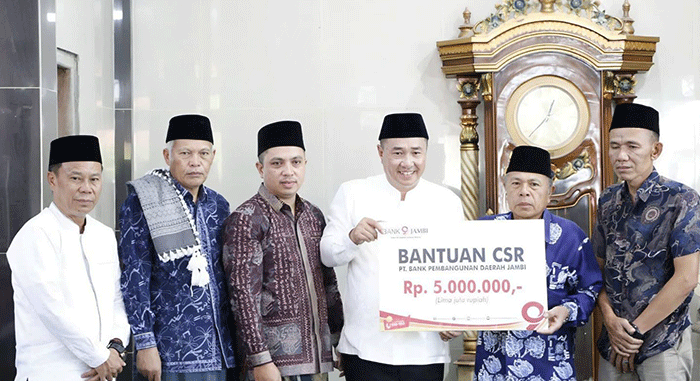 Wali kota Alfin menyerahkan bantuan CSR Bank Jambi senilai Rp5 juta kepada pengurus Masjid Jami' Al-Falah