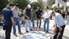 Wali Kota Sungai Penuh Alfin memimpin pemusnahan KTP elektronik rusak untuk mencegah penyalahgunaan data kependudukan.