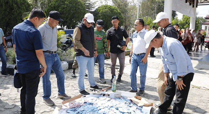 Wali Kota Sungai Penuh Alfin memimpin pemusnahan KTP elektronik rusak untuk mencegah penyalahgunaan data kependudukan.
