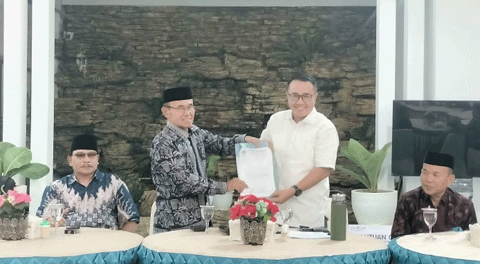Penyaluran bantuan program Corporate Social Responsibility (CSR) sebesar Rp15 juta kepada panitia Kenduri Sko 6 Luhah Sungai Penuh