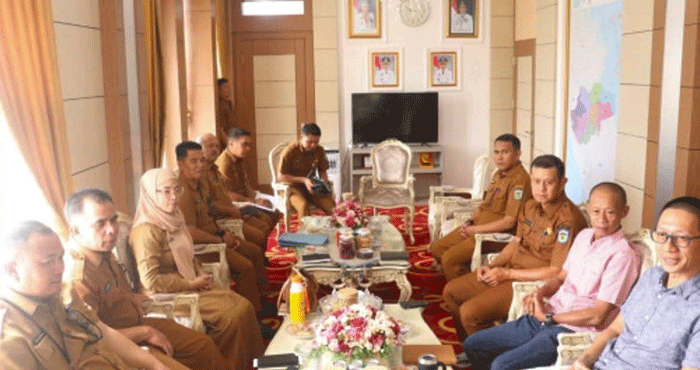Pemkot Sungai Penuh dan Yayasan Regen membahas sejumlah program pengelolaan sampah, termasuk strategi edukasi lingkungan yang menjangkau berbagai kalangan masyarakat