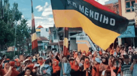 lantunan Sike Negeak Karamentang mengiringi Penyambutan bambu Karamentang