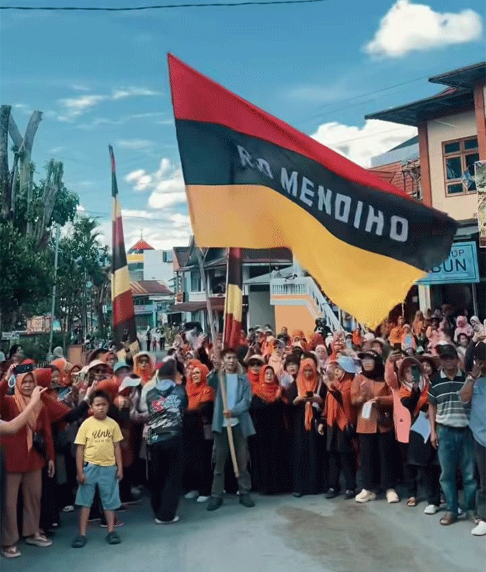 lantunan Sike Negeak Karamentang mengiringi Penyambutan bambu Karamentang