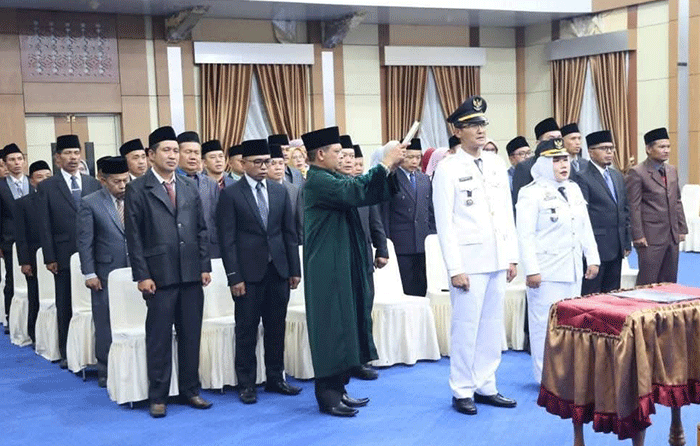Wakil Wali Kota Sungai Penuh, Azhar Hamzah, melantik sejumlah pejabat eselon III dan IV di lingkungan Pemerintah Kota Sungai Penuh