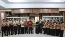 Wakil Wali Kota Sungai Penuh Azhar Hamzah melepas kontingen Pramuka yang akan mengikuti Jambore Daerah Jambi 2026