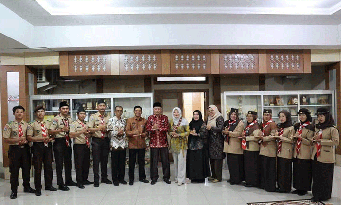 Wakil Wali Kota Sungai Penuh Azhar Hamzah melepas kontingen Pramuka yang akan mengikuti Jambore Daerah Jambi 2026