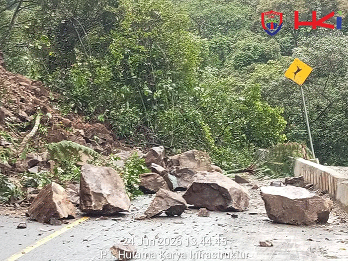 Material longsor di Lembah Anai, Sumbar.