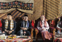 Wali Kota Sungai Penuh, Alfin, SH, bersama Ketua TP PKK Kota Sungai Penuh, Sri Kartini Alfin, S.Kep., Ns., menghadiri Malam Pergelaran Seni Budaya di Luhah Rio Tamengung